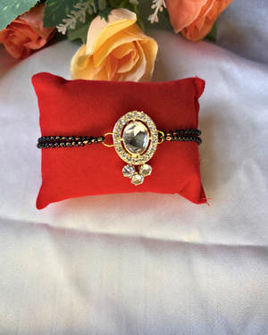 Oval Kundan Hand Mangalsutra